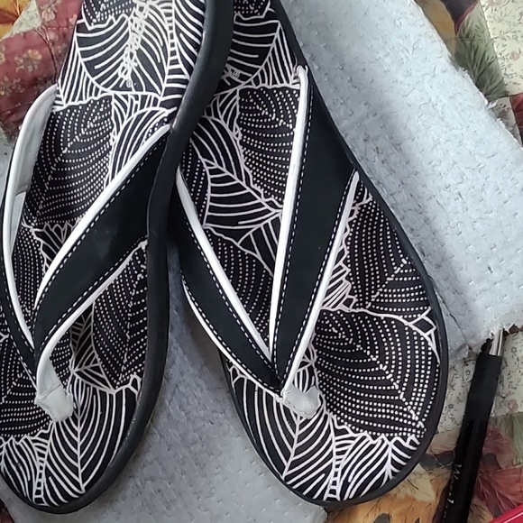 Sandles - Picture 2 of 2